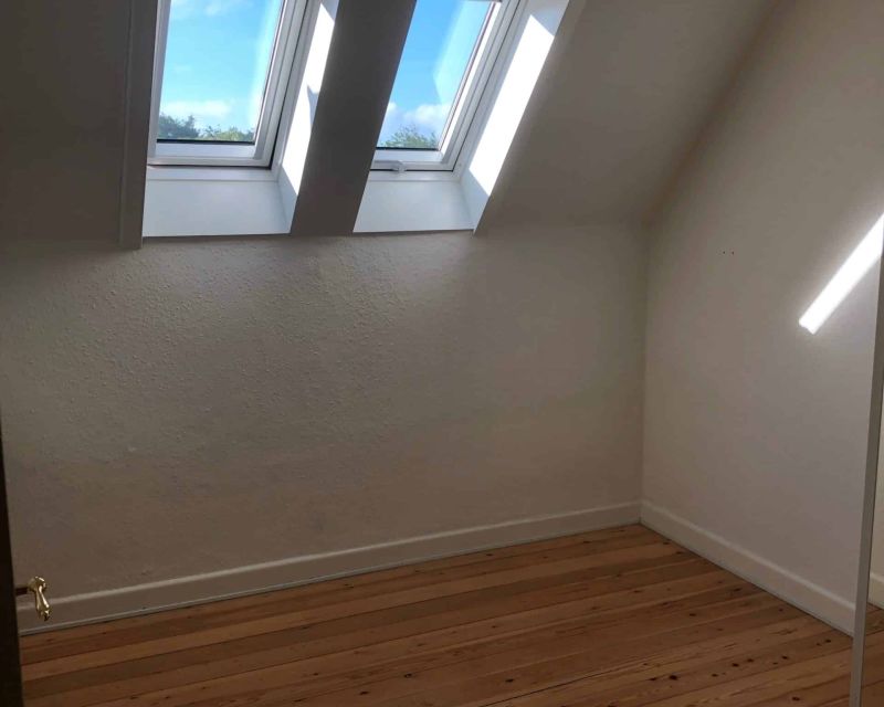 Værelse med ovenlysvindue i lejlighed til leje i Randers C