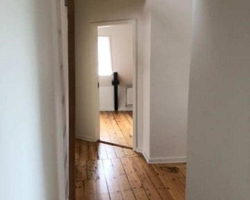 Synlige bjælker og åben til kip i 4-værelses lejlighed til leje i Randers C 