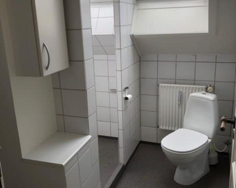 Badeværelse med brus i 4-værelses lejlighed til leje i Randers centrum