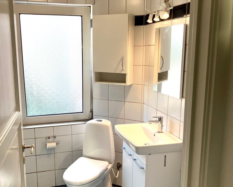 Badeværelse med hvidt inventar i lejlighed til leje i Randers C