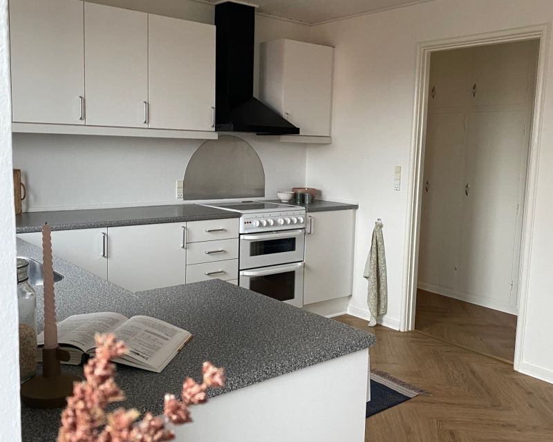 Lyst k&oslash;kken med sildebensparket i Randers C
