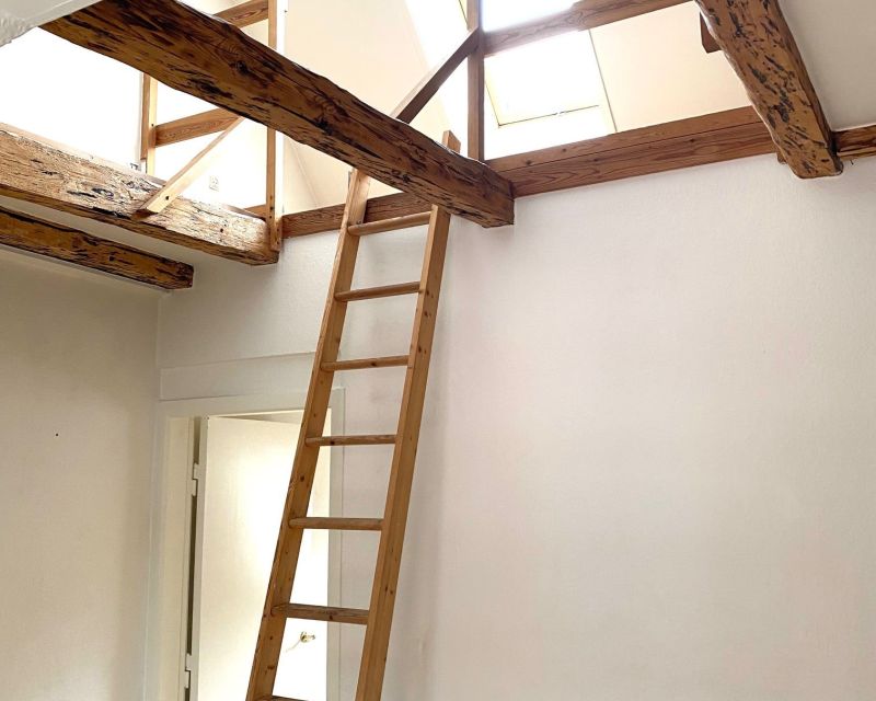 Trappe til hems i 2-v&aelig;relses lejlighed til leje i randers