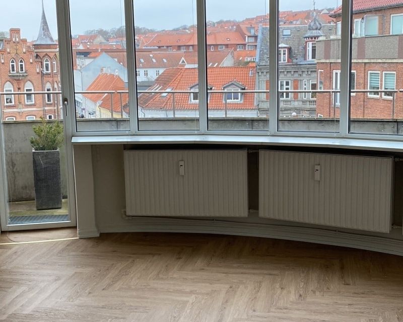 Stue med flot udsigt og sildebensparket i Randers C
