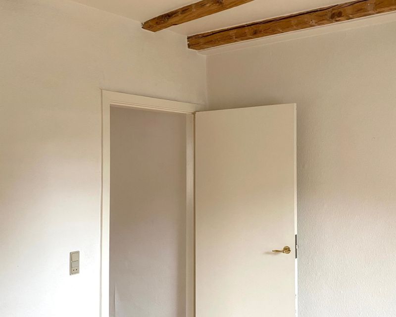 V&aelig;relse med synlige bj&aelig;lker i 2-v&aelig;relses lejlighed til leje i Randers c