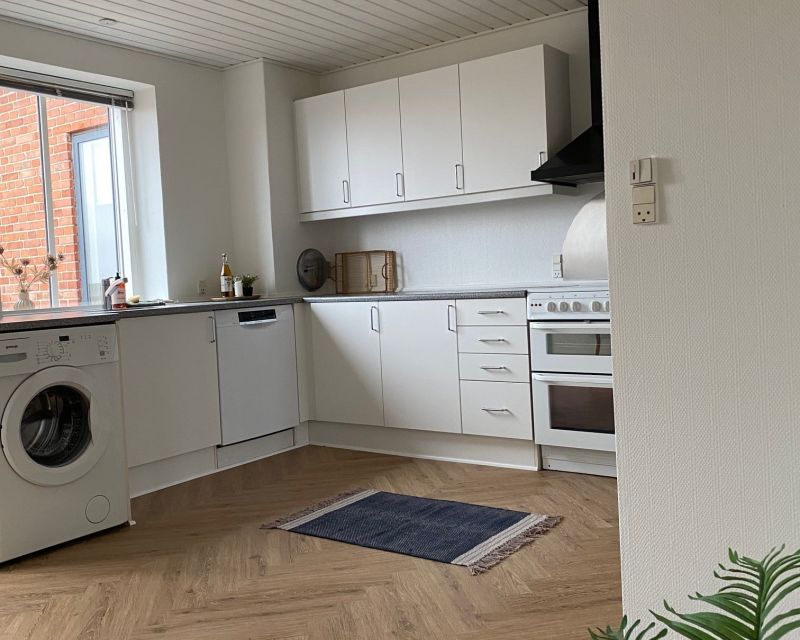 Lyst k&oslash;kken med sildebensparket i Randers C