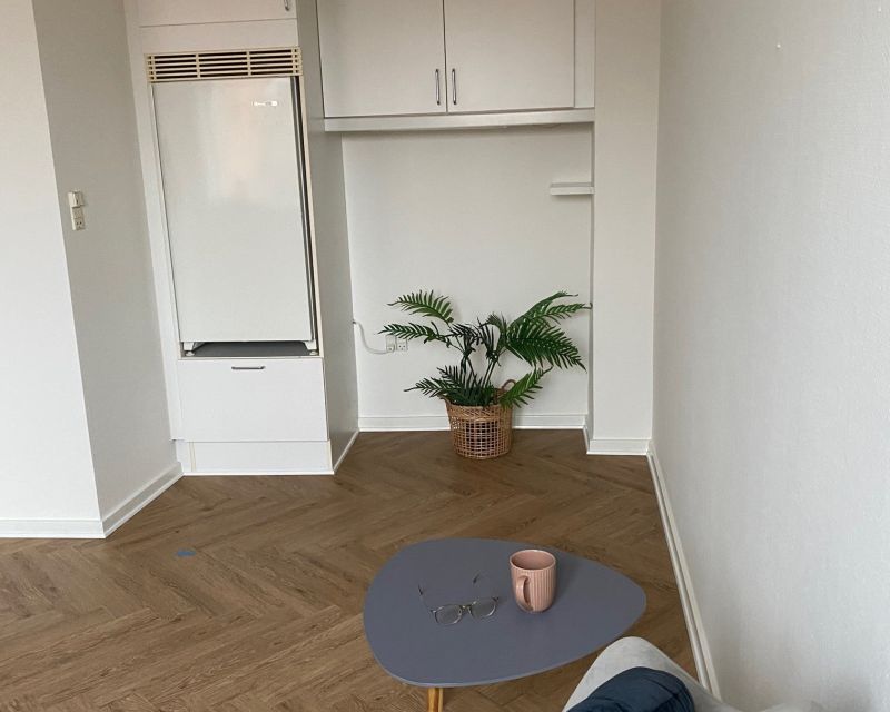 Lyst k&oslash;kken med sildebensparket i Randers C