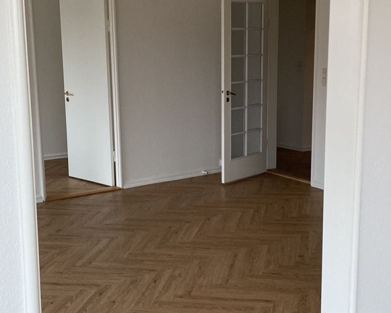 Stue med fransk d&oslash;r og sildebensparket i Randers C