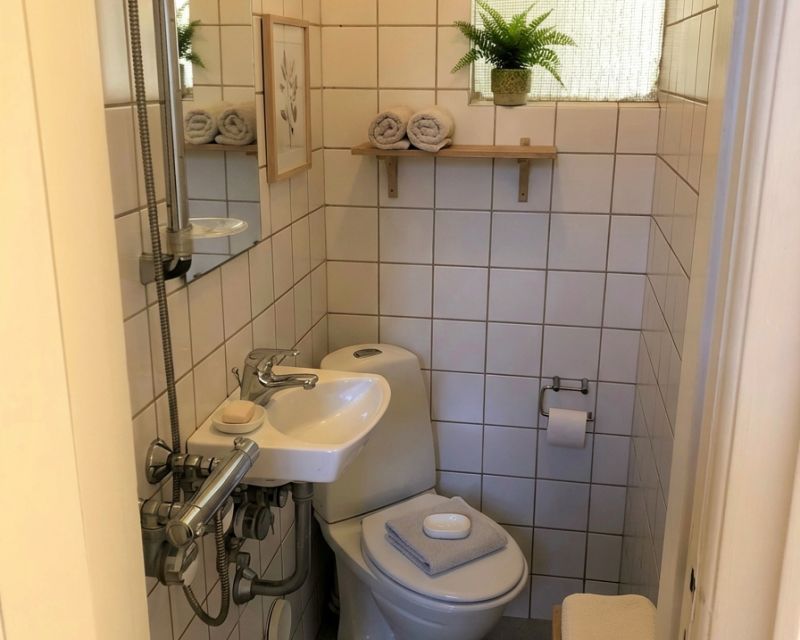 badev&aelig;relse med lyse klinker i 2-v&aelig;relses lejlighed i Randers C