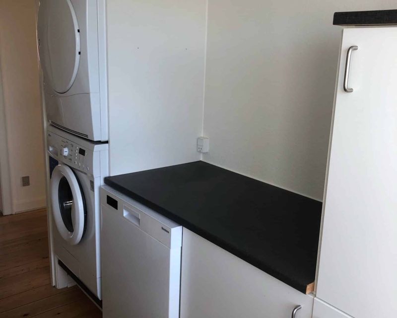 Moderne k&oslash;kken i lejlighed til leje med hvidevarer