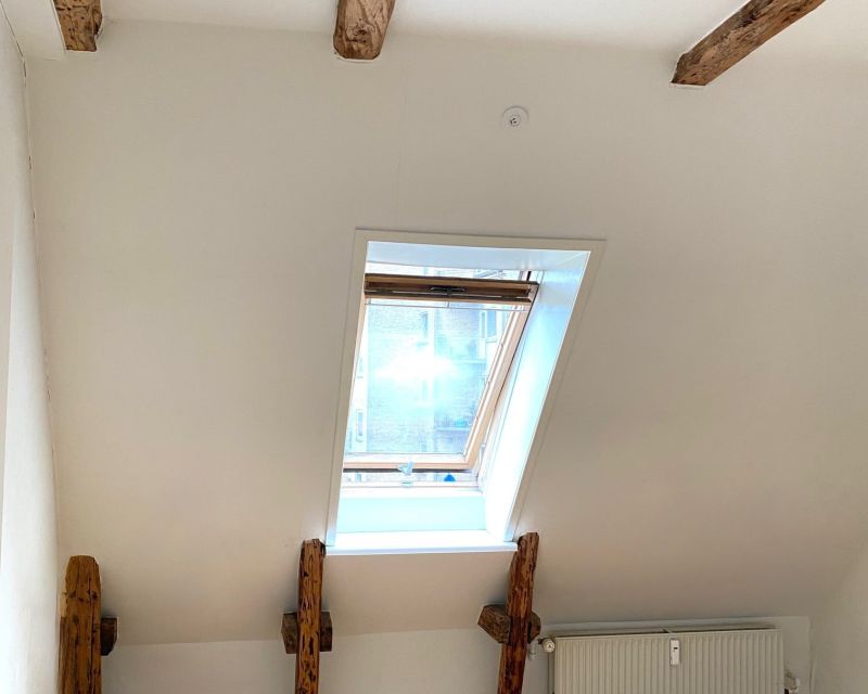 V&aelig;relse med synlige bj&aelig;lker i 2-v&aelig;relses lejlighed til leje i Randers centrum 