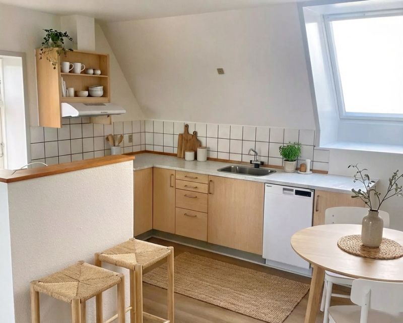 K&oslash;kken i opholdsrum i 1-v&aelig;relses lejlighed